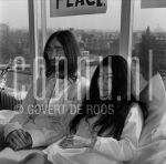 24-04-1969 John Lennon & Yoko Ono at Hilton Hotel Amsterdam, The Netherlands. On behalf of -Bed Peace/Hair Peace-. April 24, 1969.

[keywords]Black & White Image, In Bed[/keywords]